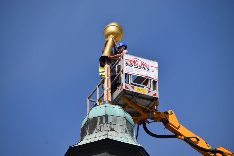 Spengler von Krumpeck auf der Hebebühne bei der Arbeit an der Turmspitze der Bergkirche Eisenstadt