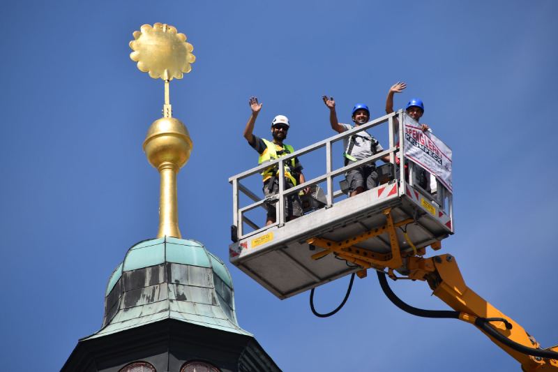 Das Krumpeck-Team auf der Hebebühne bei der vergoldeten Turmspitze