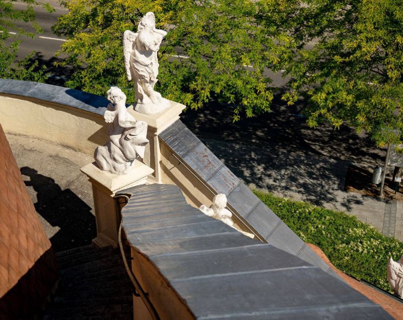 Detail der Balustraden-Verblechung mit Statuen