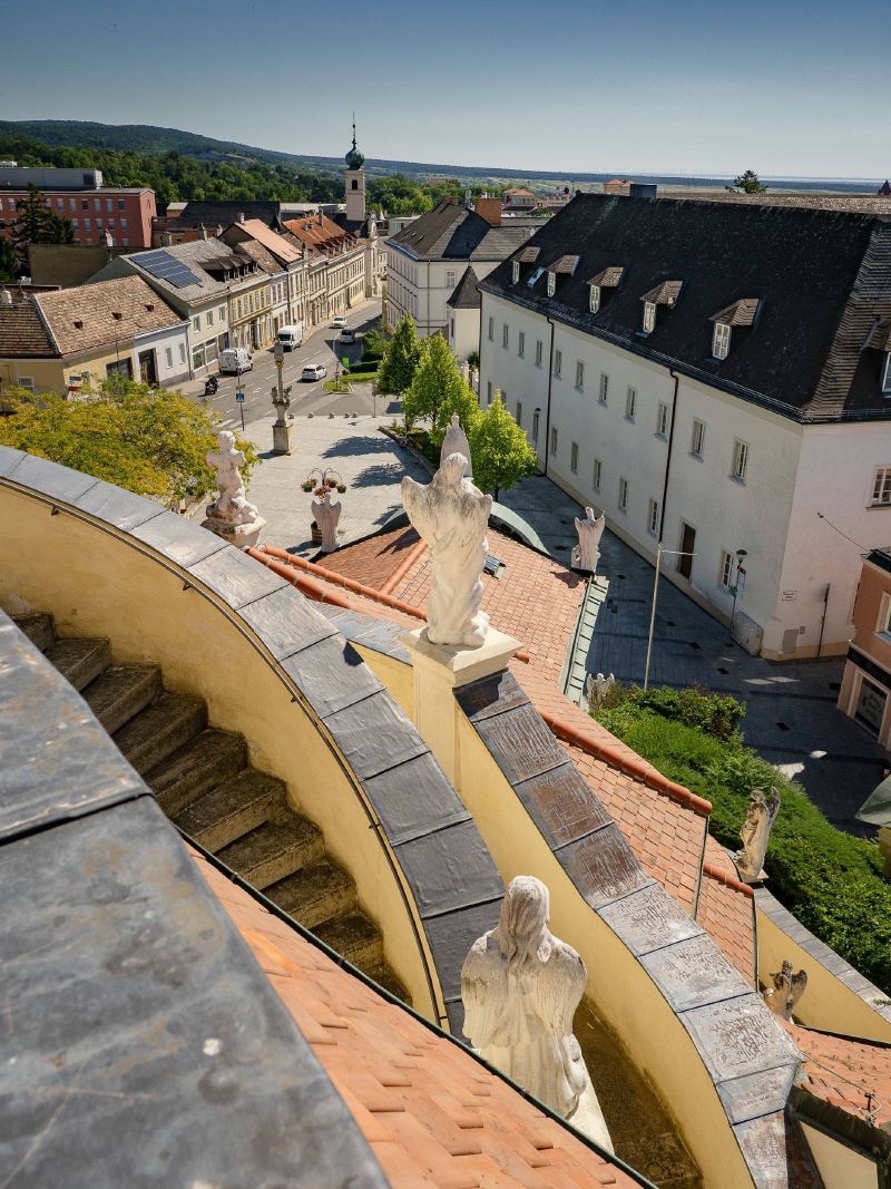 Blick über die verblechte Balustrade auf Eisenstadt