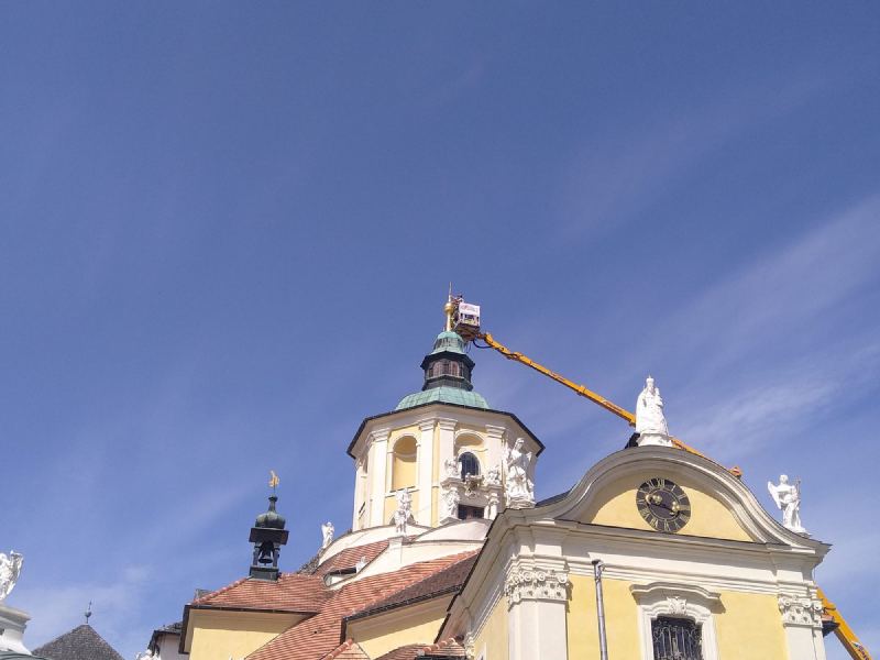 Bergkirche mit Hebebühne während der Arbeiten