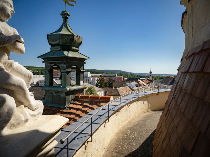 Verblechte Mauerkrone mit Blick auf den Glockenturm