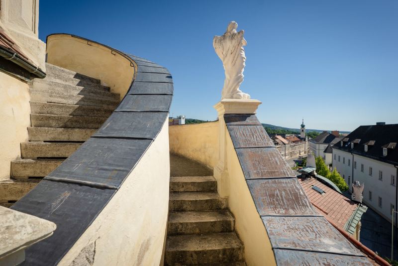 Stiegenaufgang mit geschwungener Blechabdeckung