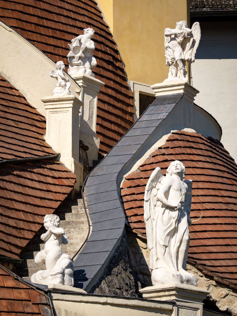 Verblechte Balustrade mit barocken Statuen