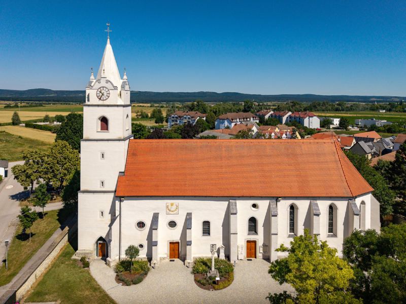Pfarrkirche Oslip mit rotem Ziegeldach und weißem Turm