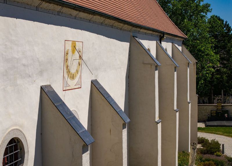 Verblechte Strebepfeiler an der Kirchenfassade