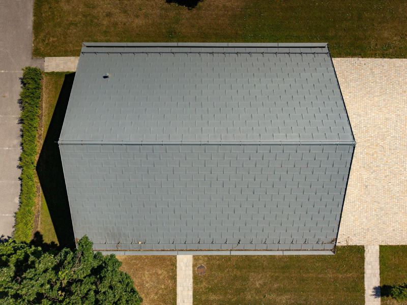 Dachfläche der Leichenhalle aus der Vogelperspektive