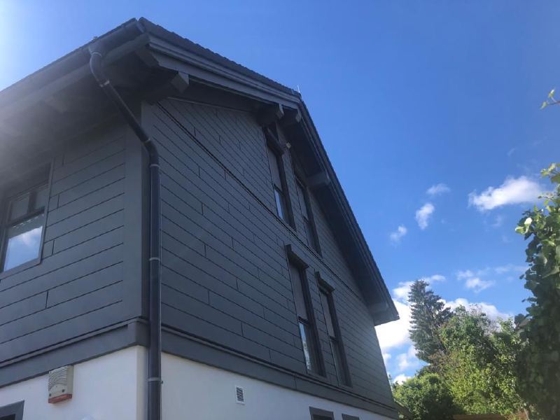 Detail der horizontalen Siding-Paneele am Giebel
