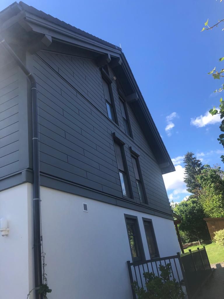 Giebelseite mit dunkelgrauen Fassaden-Sidings