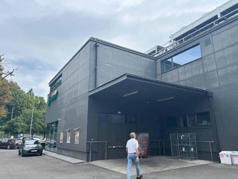Metallfassade mit Vordach beim Anlieferungsbereich