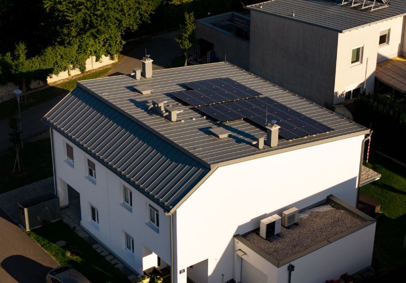 Doppelhaus mit Metalldach im Abendlicht