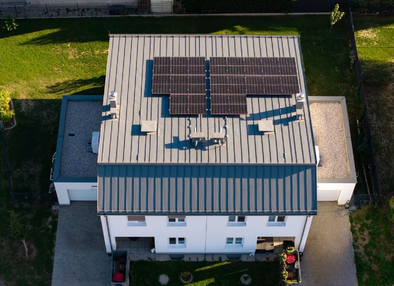Doppelhaus mit grauem Stehfalzdach und Photovoltaik von oben