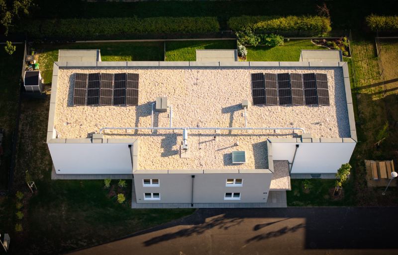Wohnhaus mit bekiestem Flachdach und umlaufender Attikaverblechung
